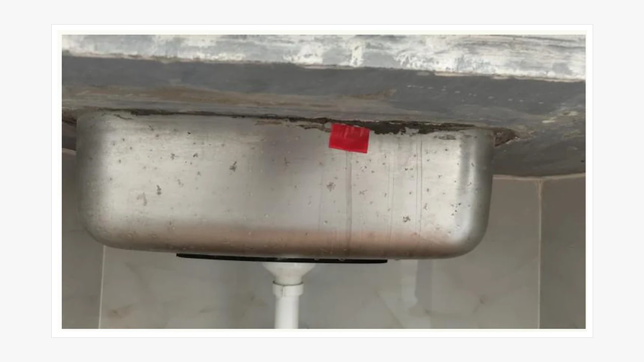 Sink sealant gap